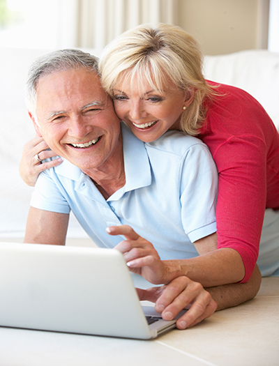 idős pár laptoppal